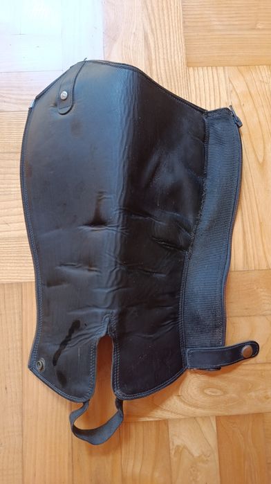 Czapsy hippica skórzane