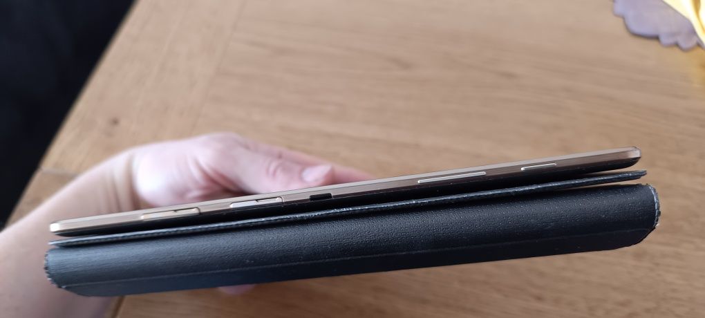 Tablet samsung galaxy s (sm-t705) z kartą sim