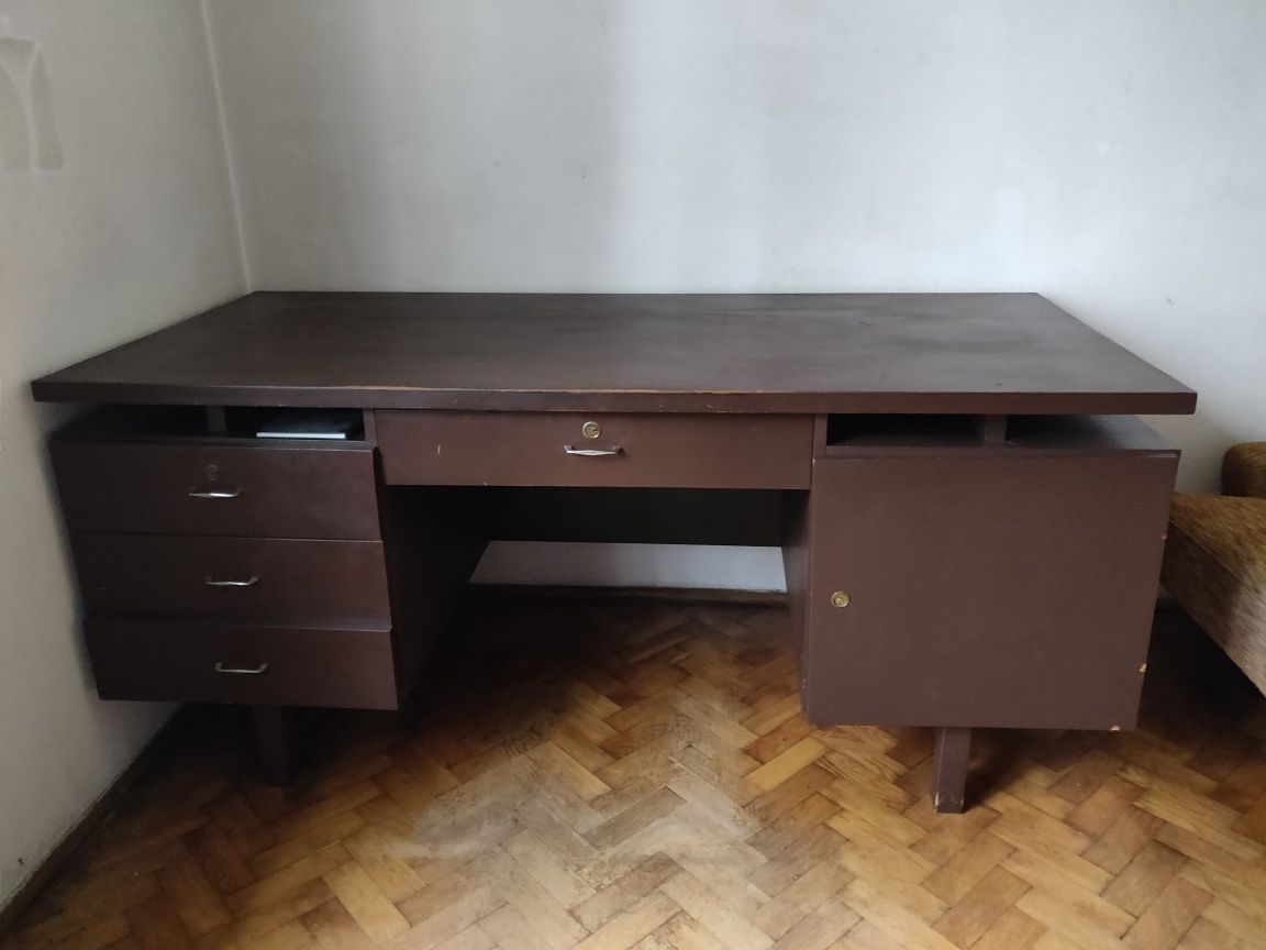 Duże, drewniane biurko