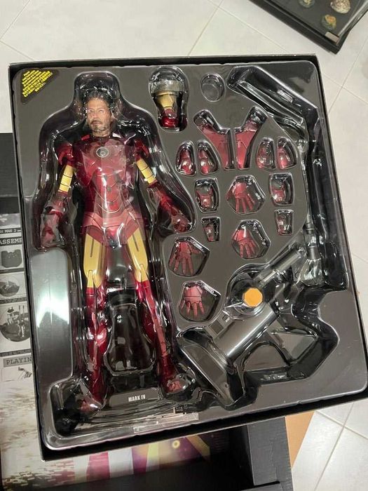 Hot toys Suit Up Gantry With MARK IV Iron Man limited Edition