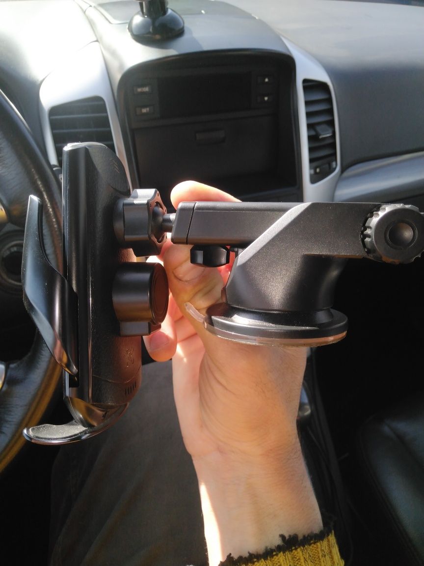 Тримач  держатель телефона в авто з безпровідною зарядкою