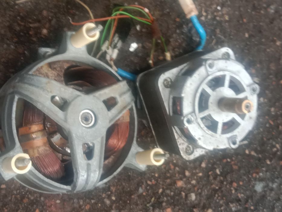 Продам два двигуни