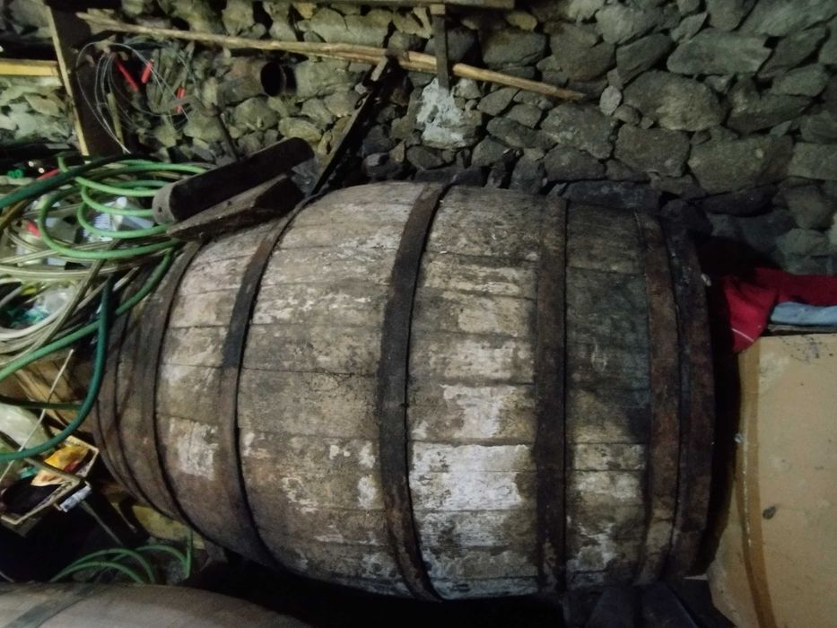 Tonel velho. Só para decoração ou madeira de castanho velha