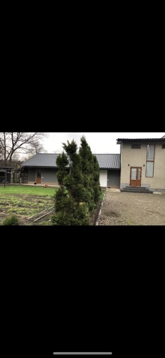 Будинок в продажі з аредним приміщенням та прибудовою