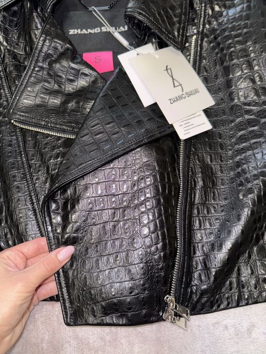 Натуральная косуха кожаная куртка укороченая змеиная кожа черная питон