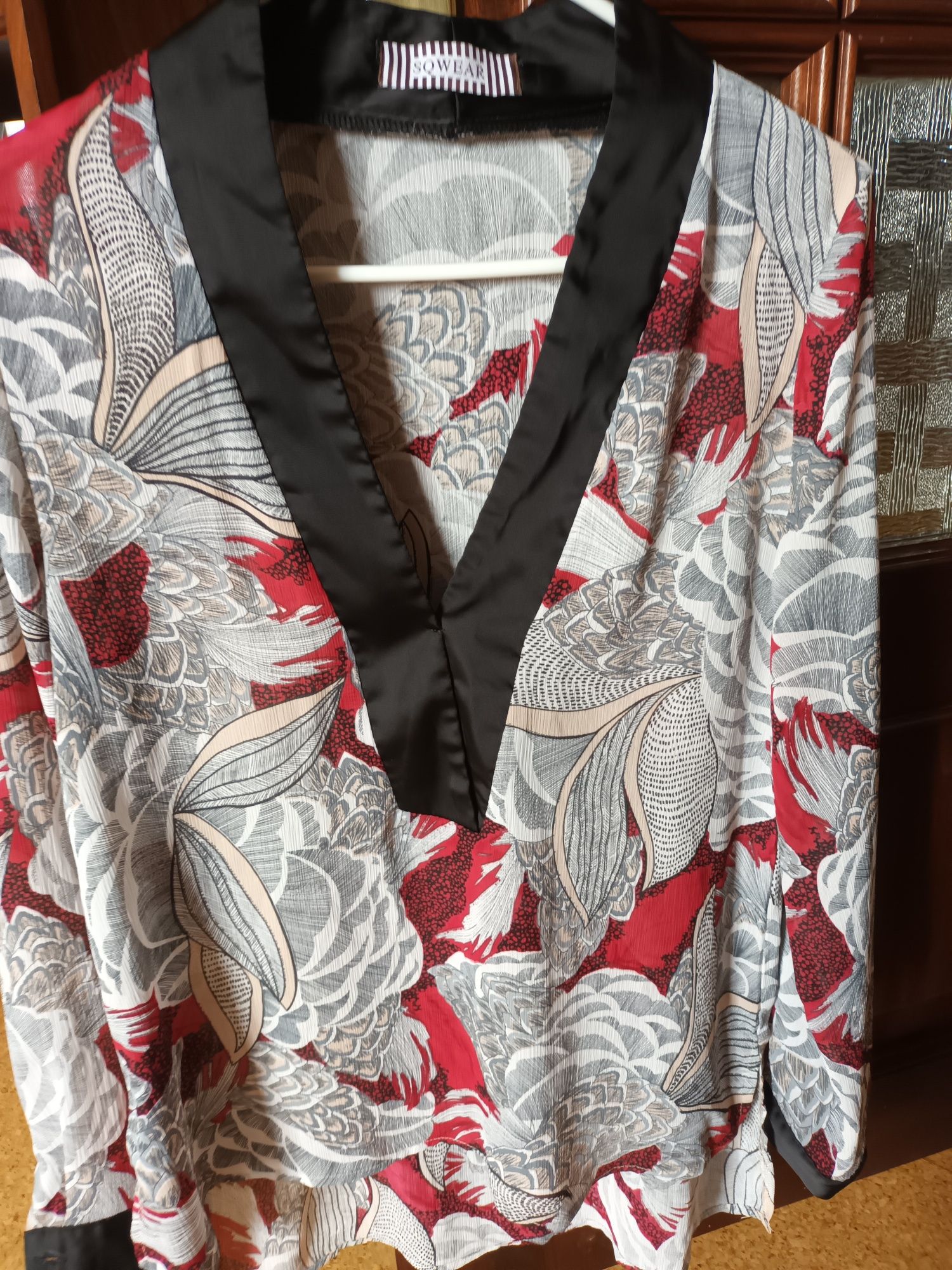 Túnica cinza, vermelho e preto