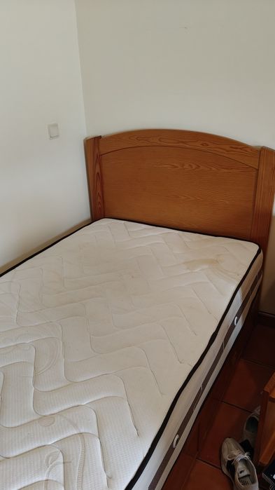 Cama solteiro de madeira