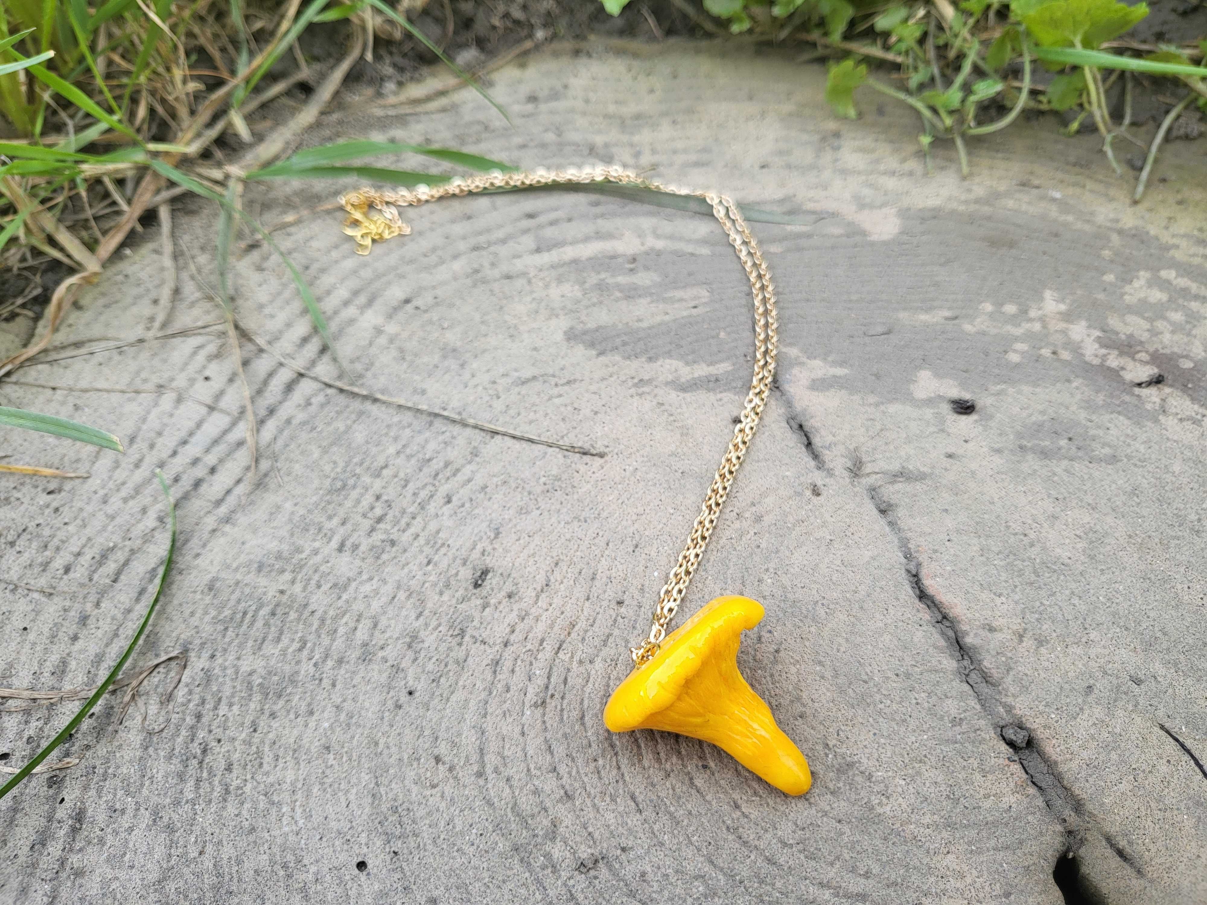 Wisiorek kurka grzyb , jesień, handmade