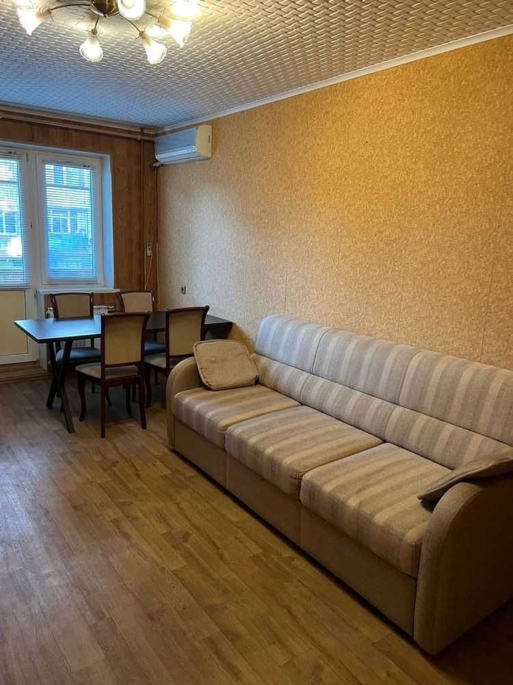 3 кімнатна квартира, середній поверх, капітальний ремонт!