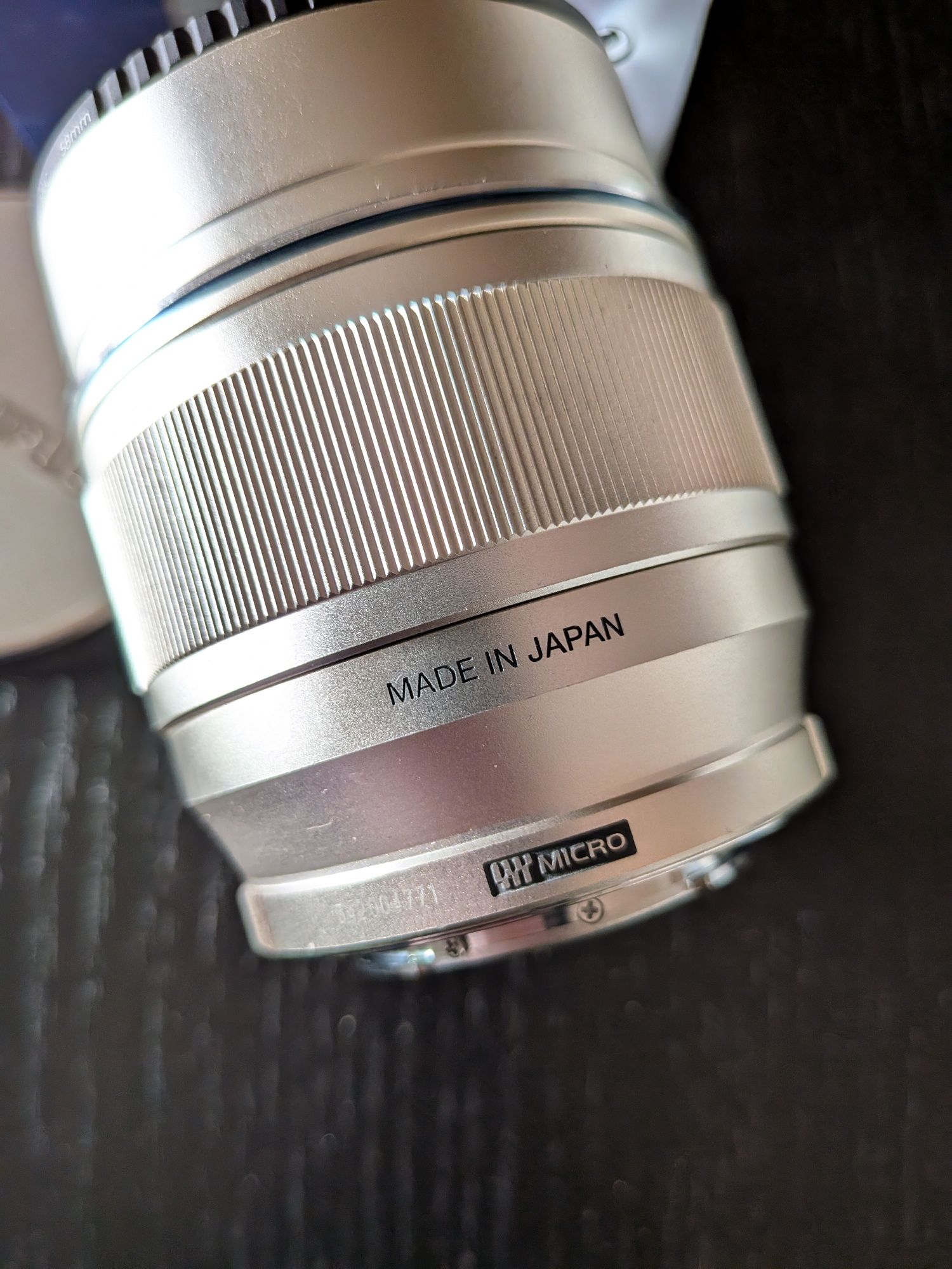 Olympus M.Zuiko Digital ED 75mm f/1.8 c/ extras