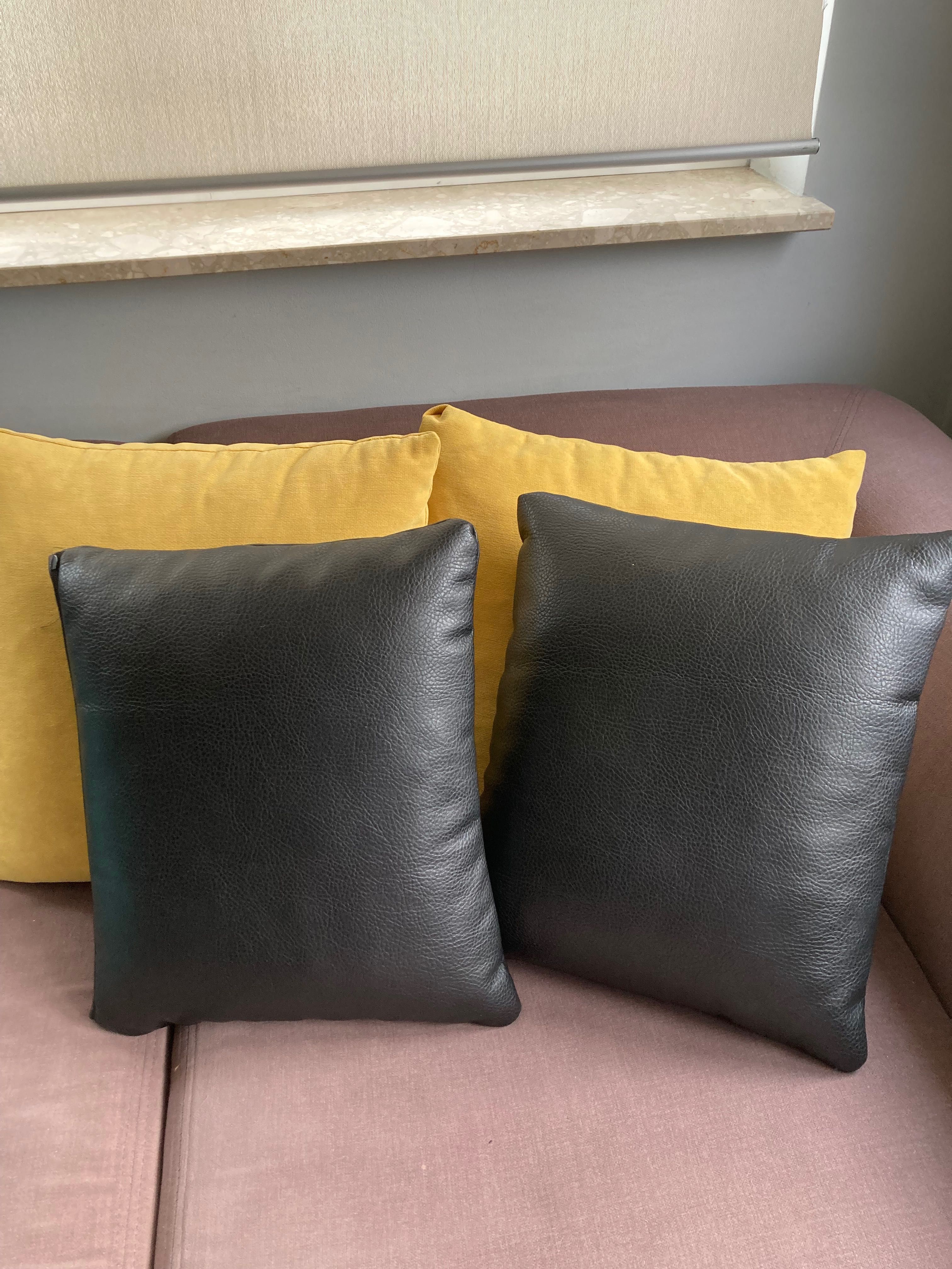 2 Poduszki ze skóry ekol. czarne na sofę stan idealny, rozmiar 35x40cm