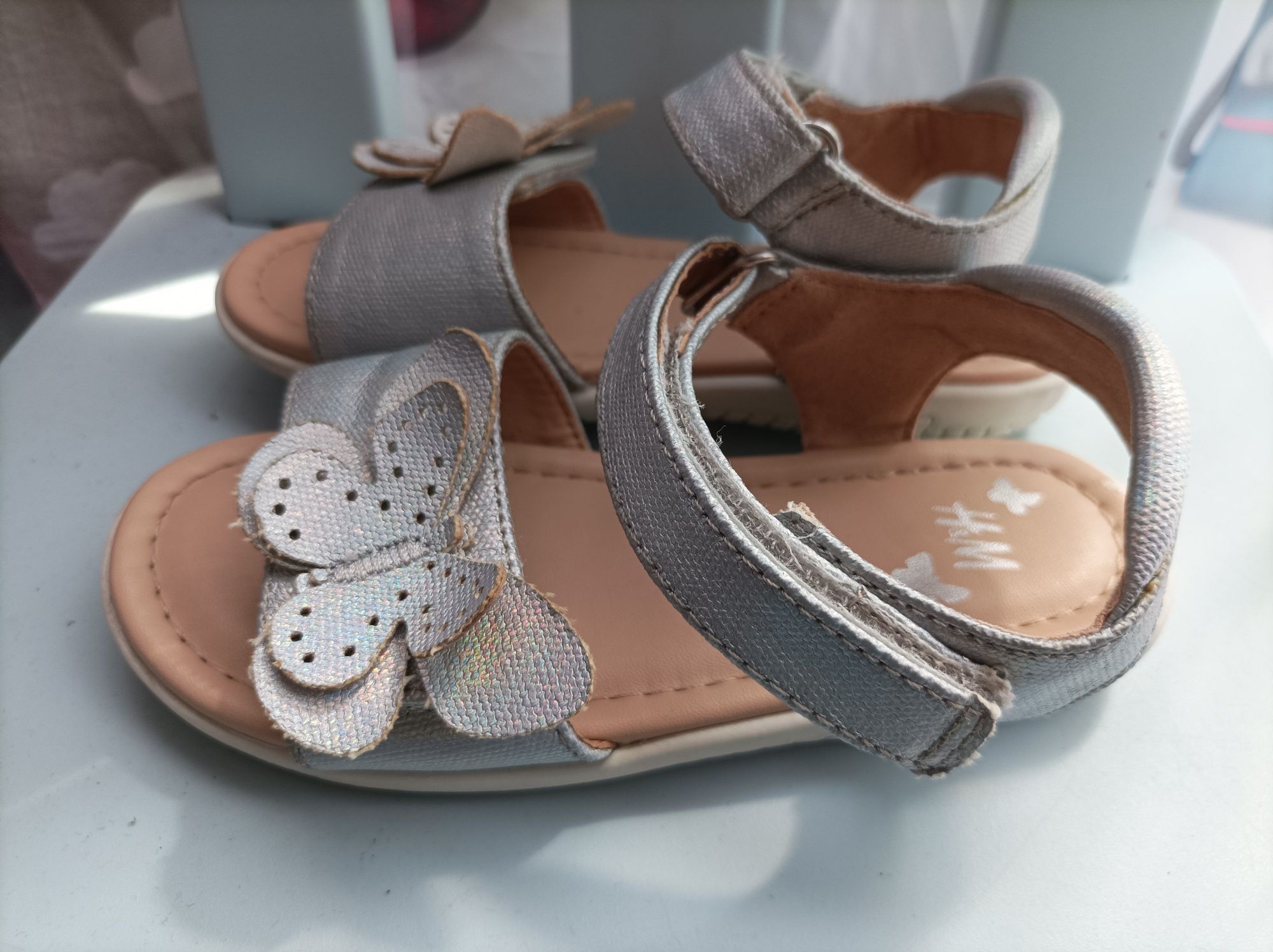 Sandałki H&M roz 27 srebrne z motylem, rzepki