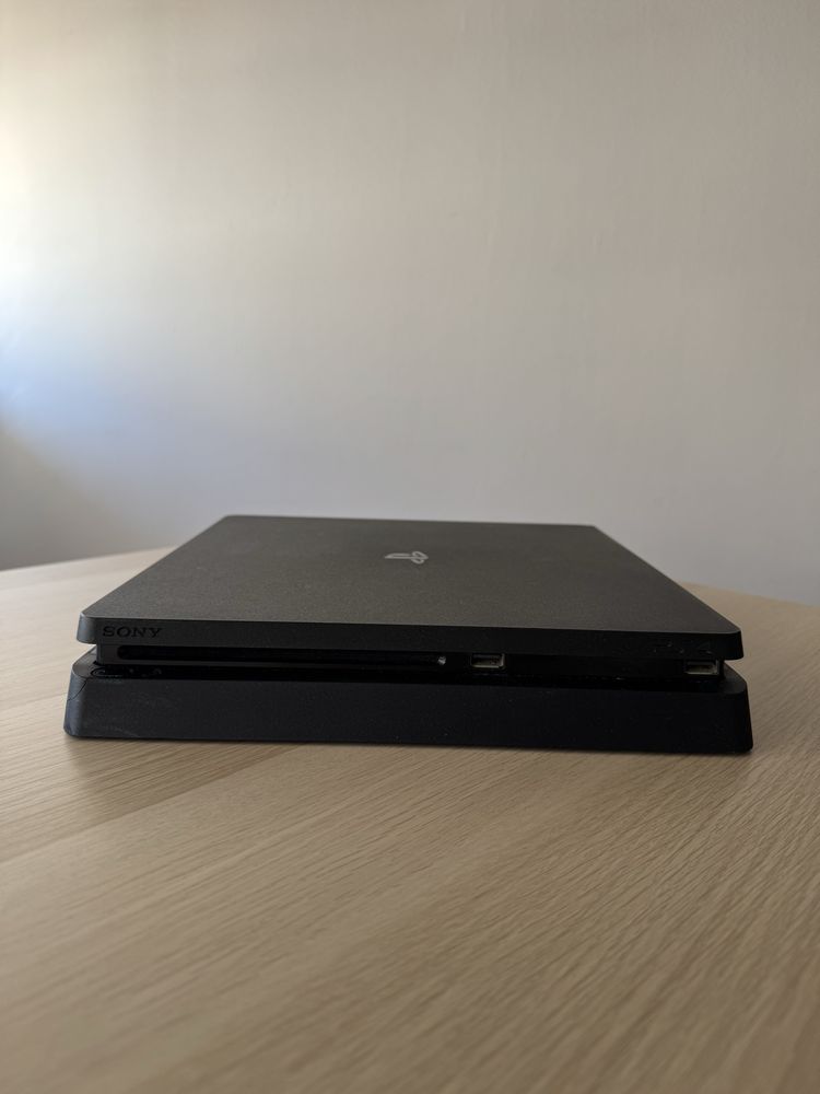 PlayStation 4 com comandos
