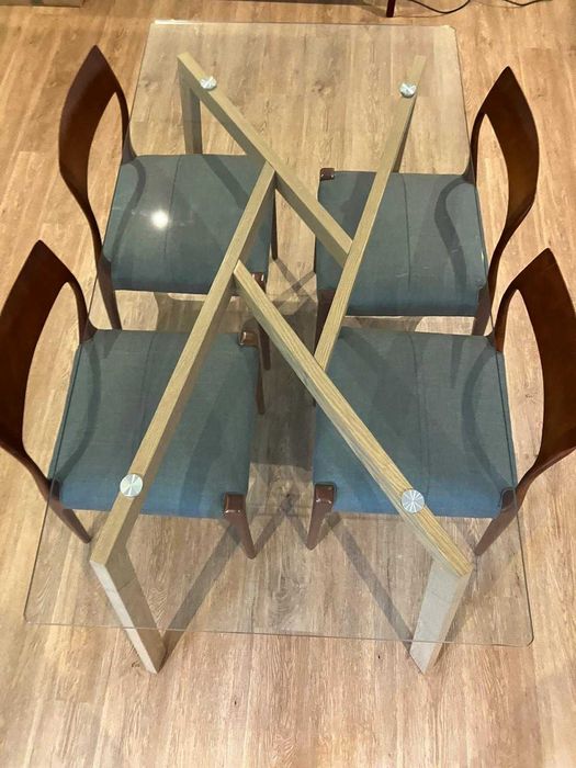 Mesa com tampo de Vidro contemporânea.