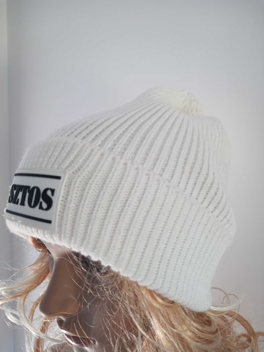 Czapka Zimowa Damska z Naszywką.