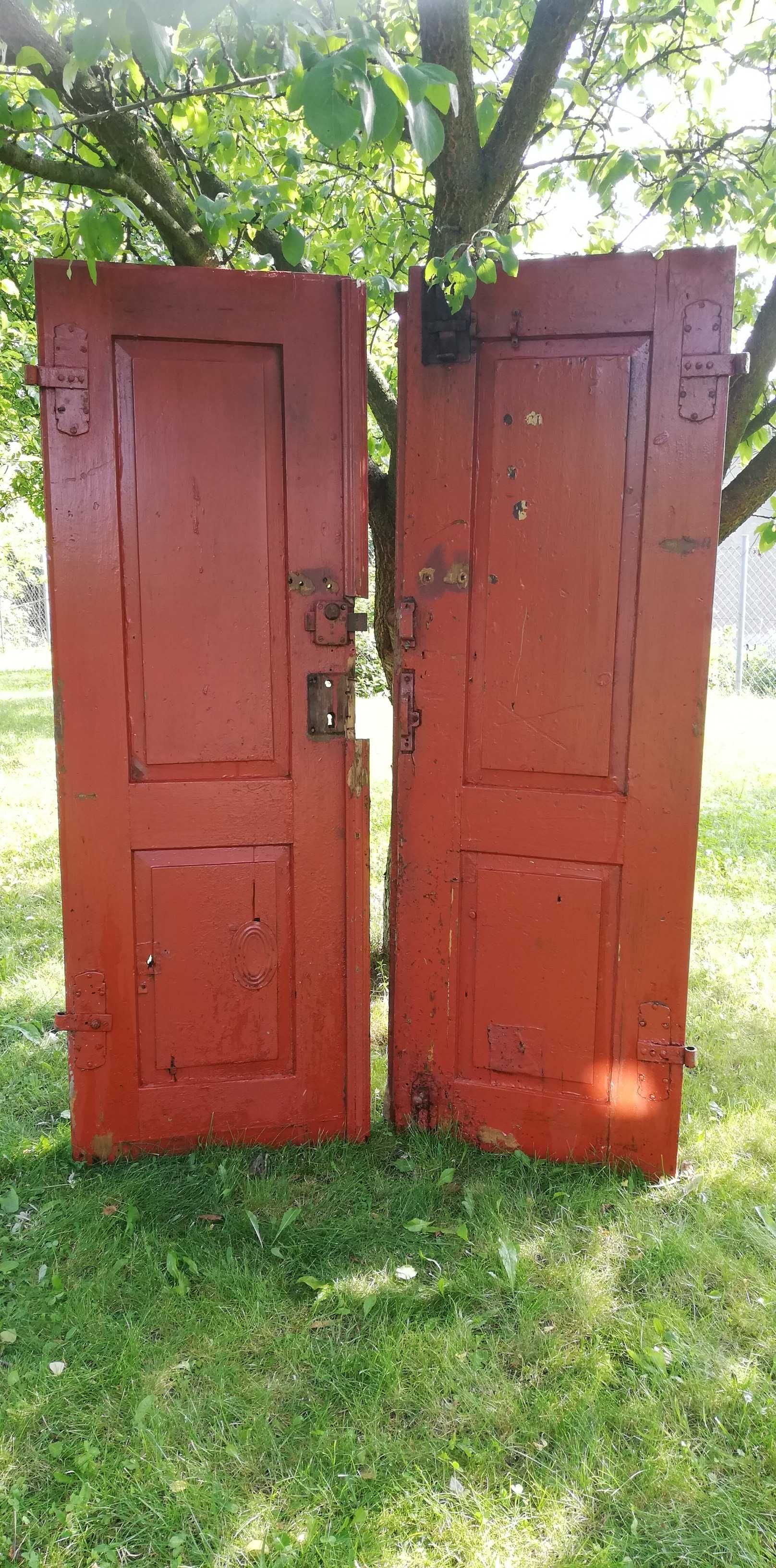 stare drewniane drzwi dwuskrzydłowe