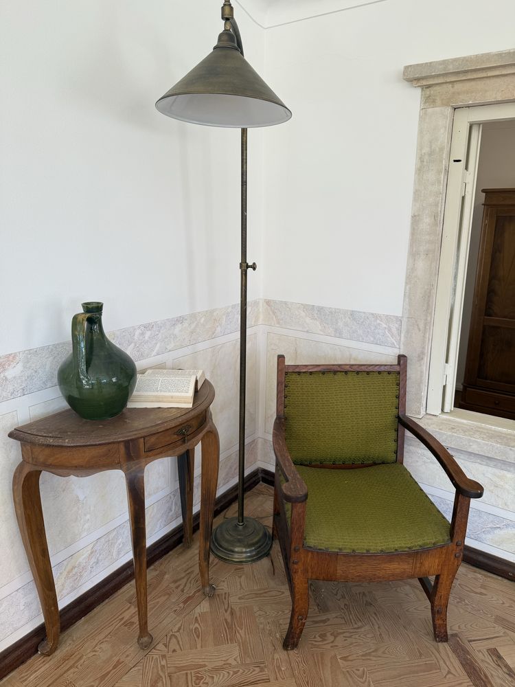 Conjunto leitura vintage - Cadeirao, mesa, candeeiro de pé
