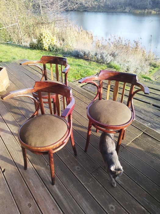 Trzy krzesła-fotele