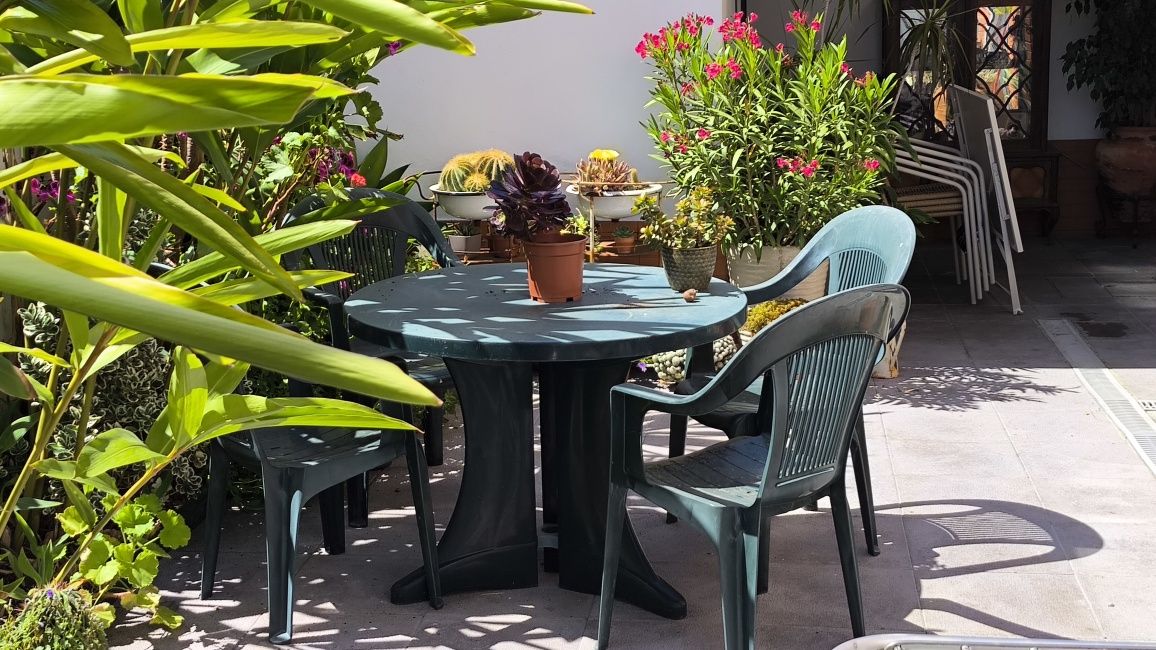 Mesa e 4  cadeiras