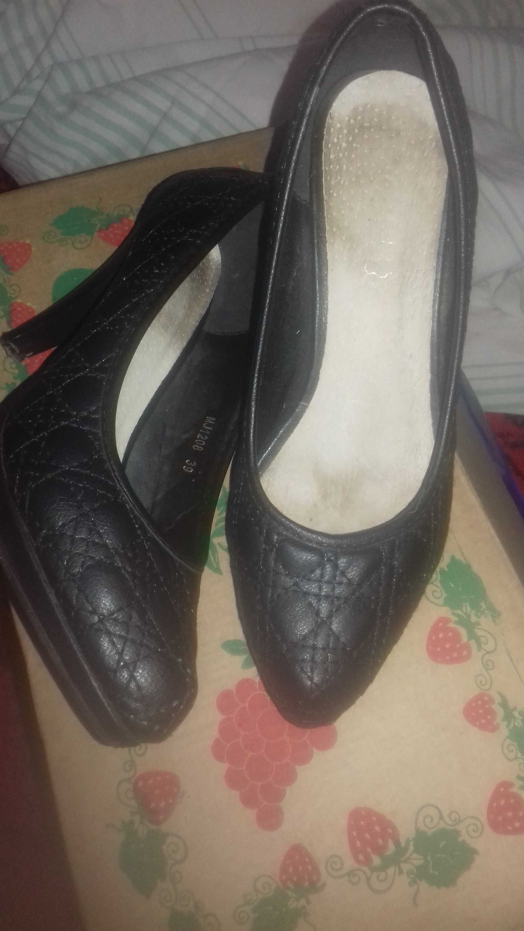 Damskie buty na obcasie słupku