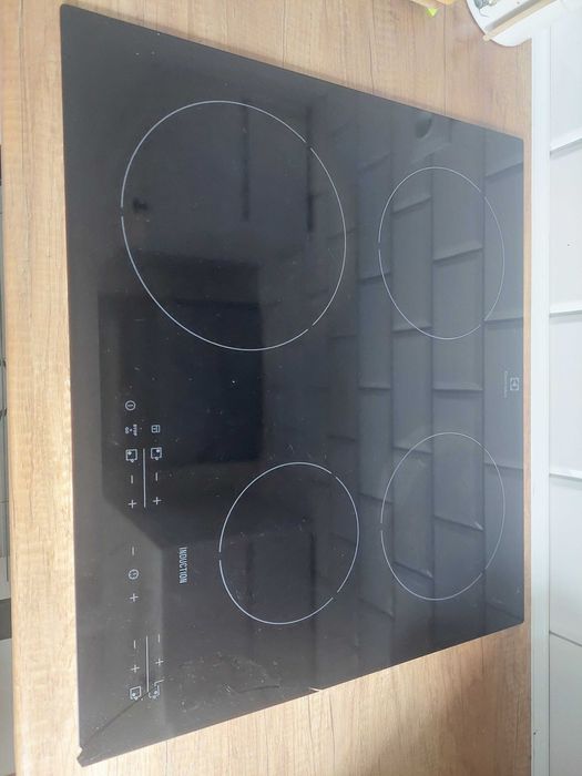 Płyta indukcyjna Elektrolux uszkodzona na części.