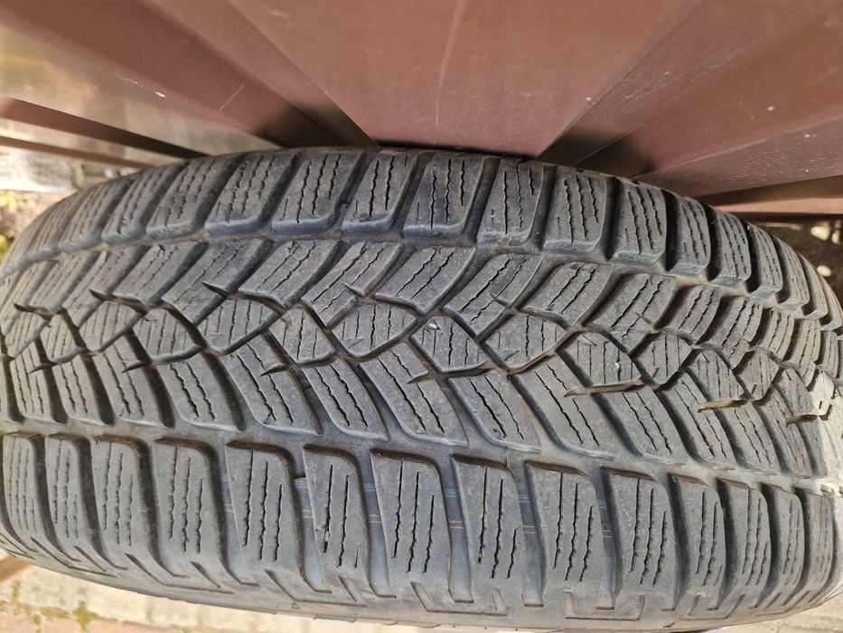 Sprzedam opony zimowe 215/65/16 z felgami 5X112  ET 33 i kołpakami VW
