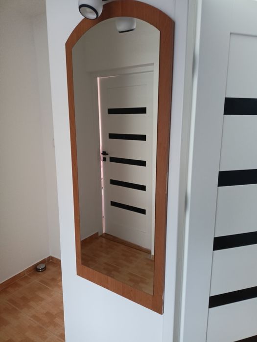 Lustro wiszące na ścianie