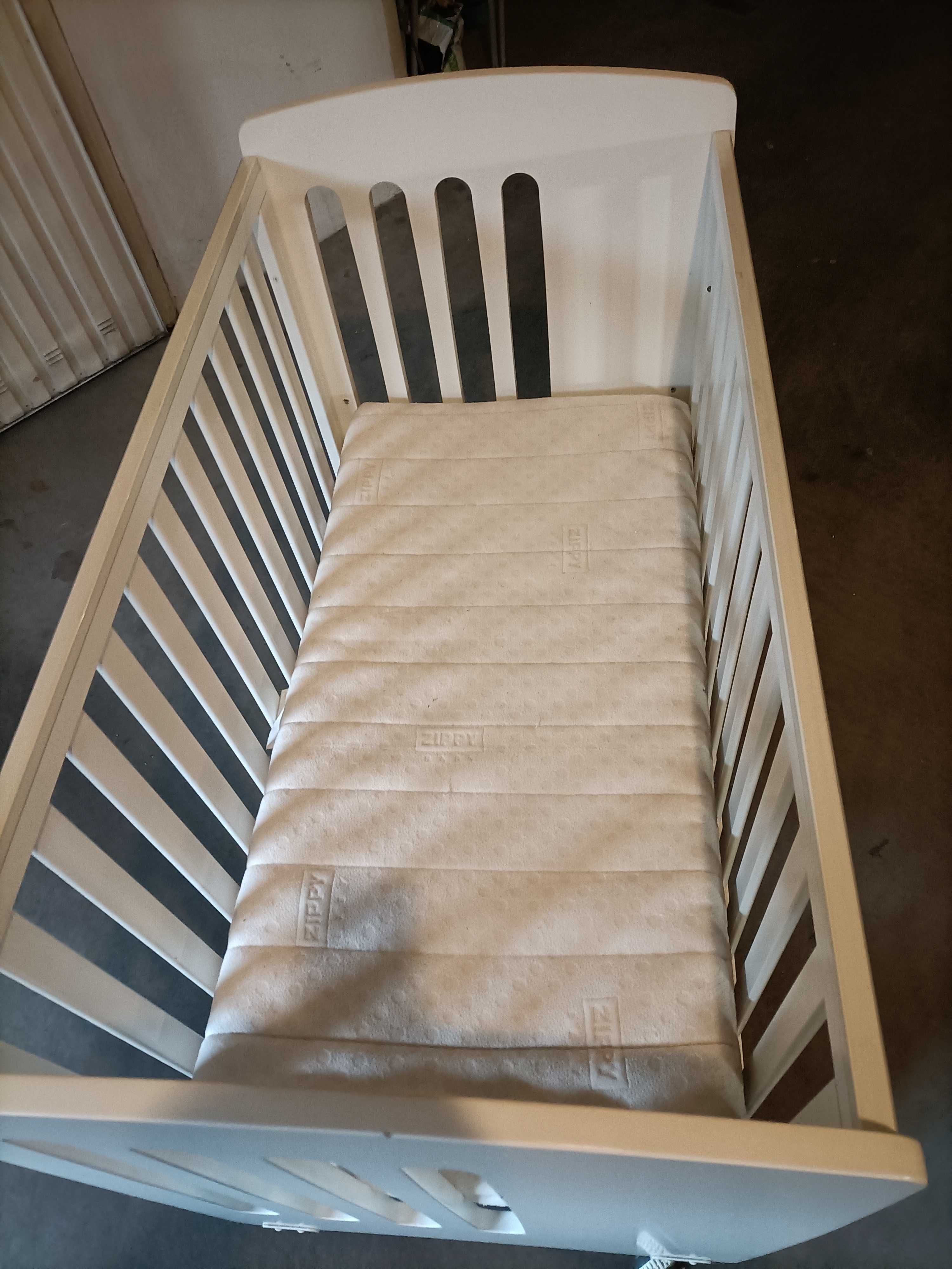 Cama de bebé Trama