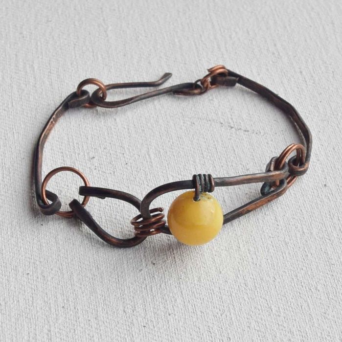 Bransoletka z kutej oksydowanej miedzi i bursztynu /3/