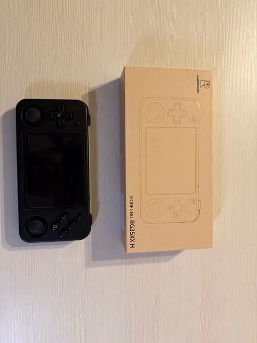 ANBERNIC RG35XX H z dwoma kartami z grami