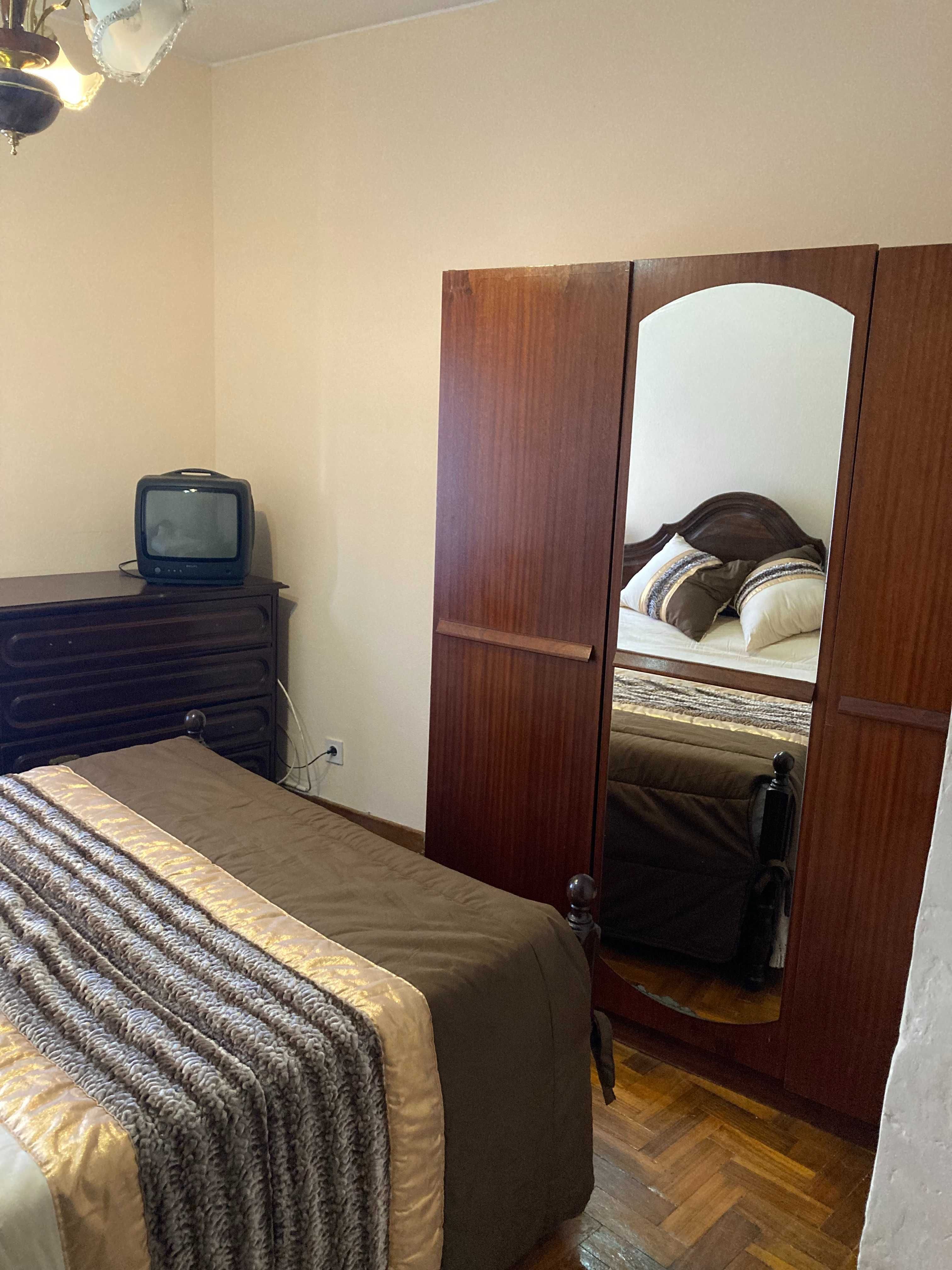 Quarto a menina estudante ou trabalhadora