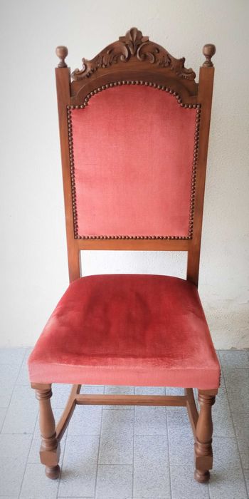 Cadeiras de madeira, veludo pregado a tachas
