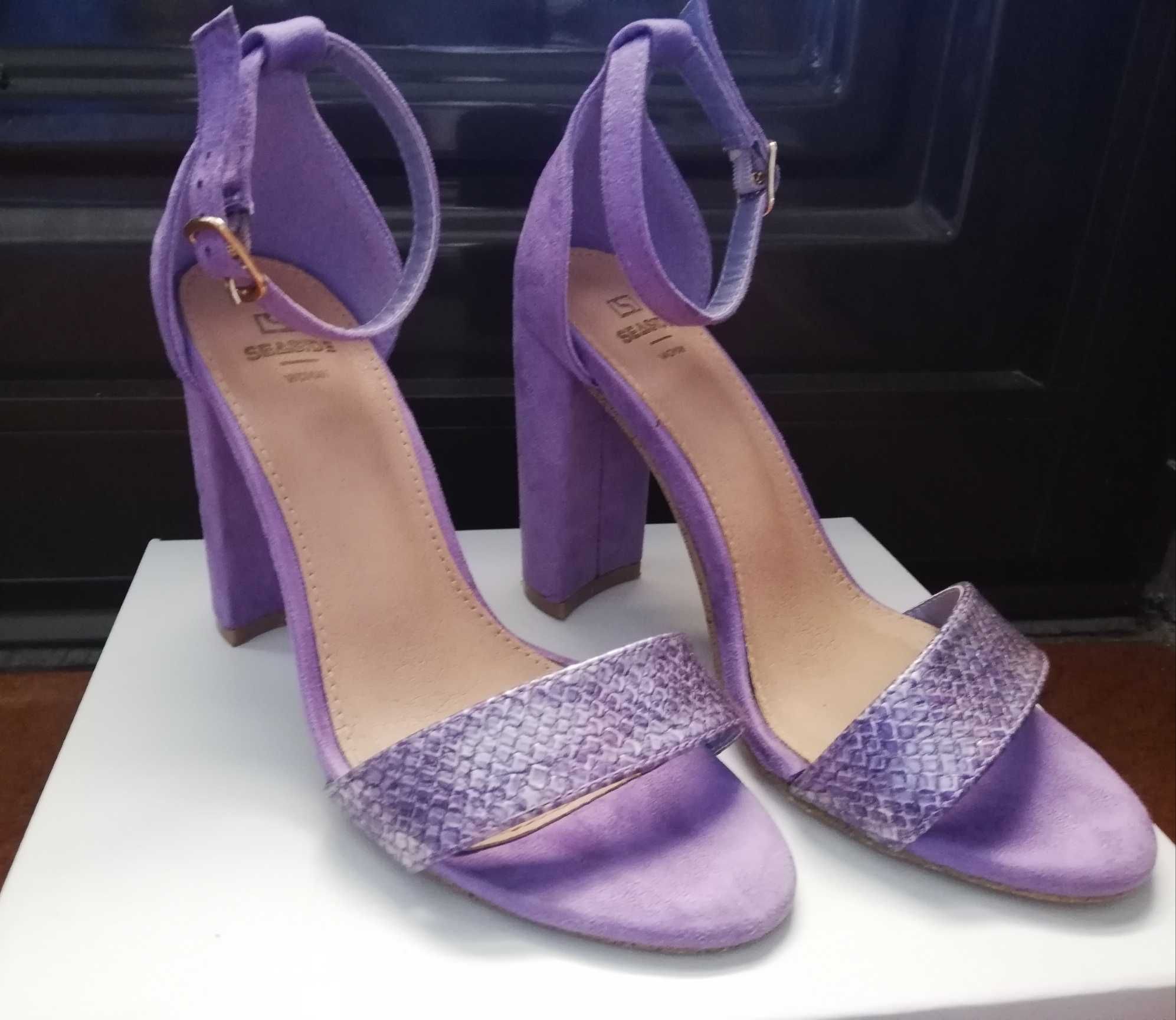 Sandália violeta elegante