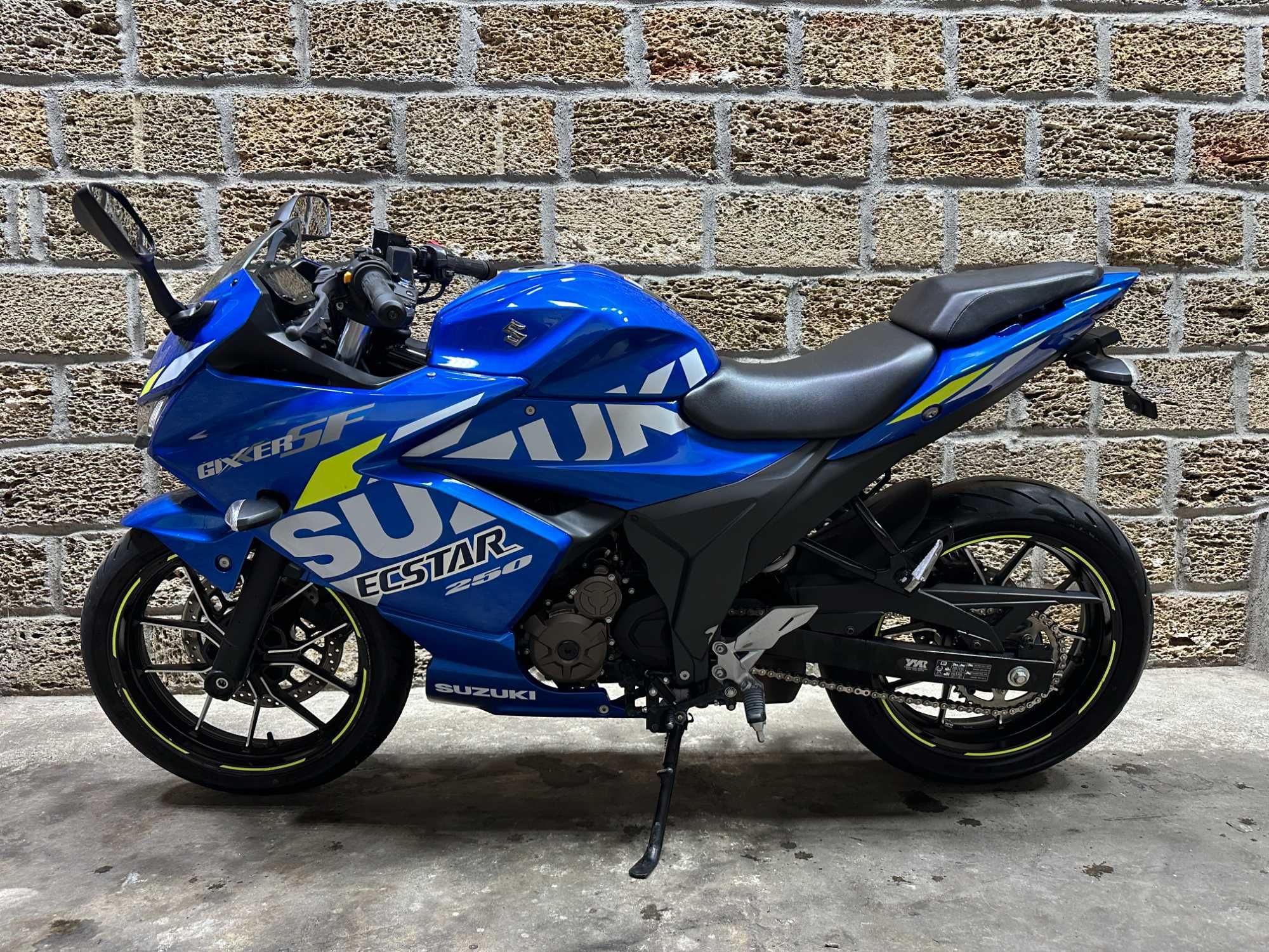 Suzuki GIXXER250SF Джіксер