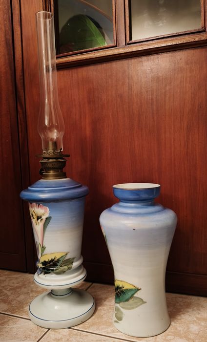 Jarro e candeeiro a petróleo