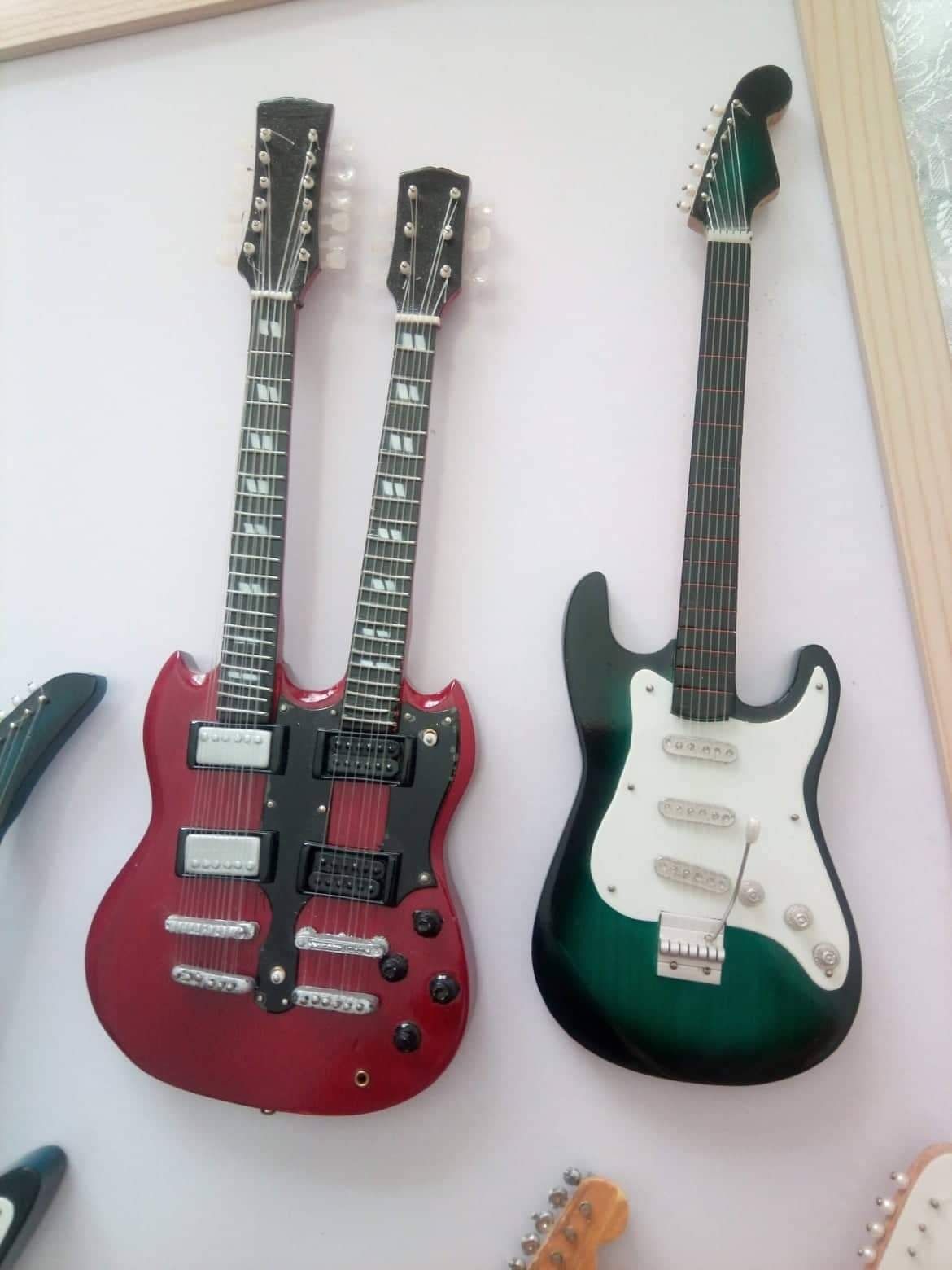 Vendo coleção de guitarras miniatura