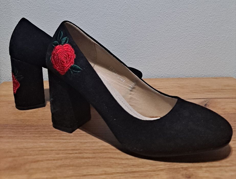 Obuwie damskie na słupku rozmiar 41