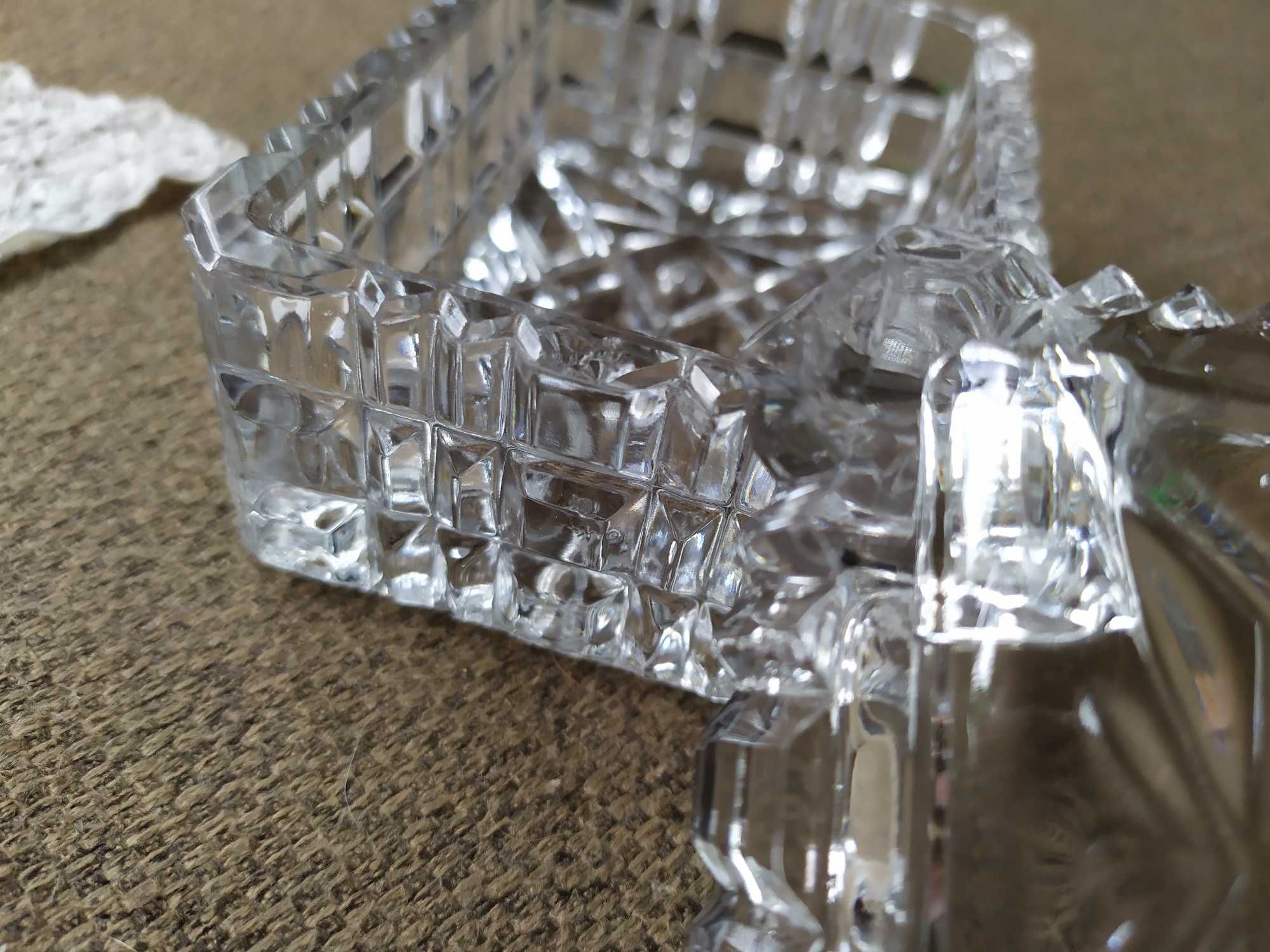Szklana popielnica złożona z dwóch elementów, kryształowa popielniczka