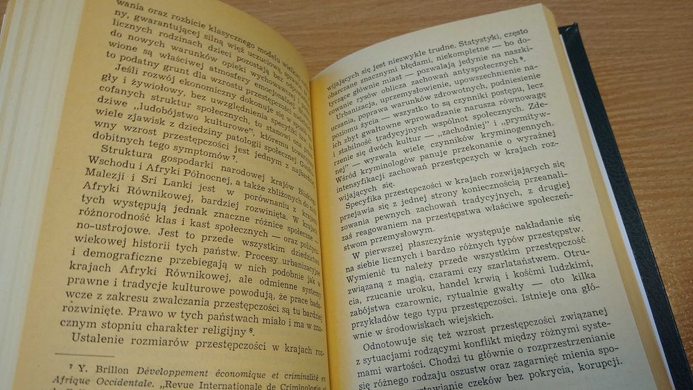 Kryminologia na świecie / Brunon Hołyst  Biblioteka Problemów t. 255