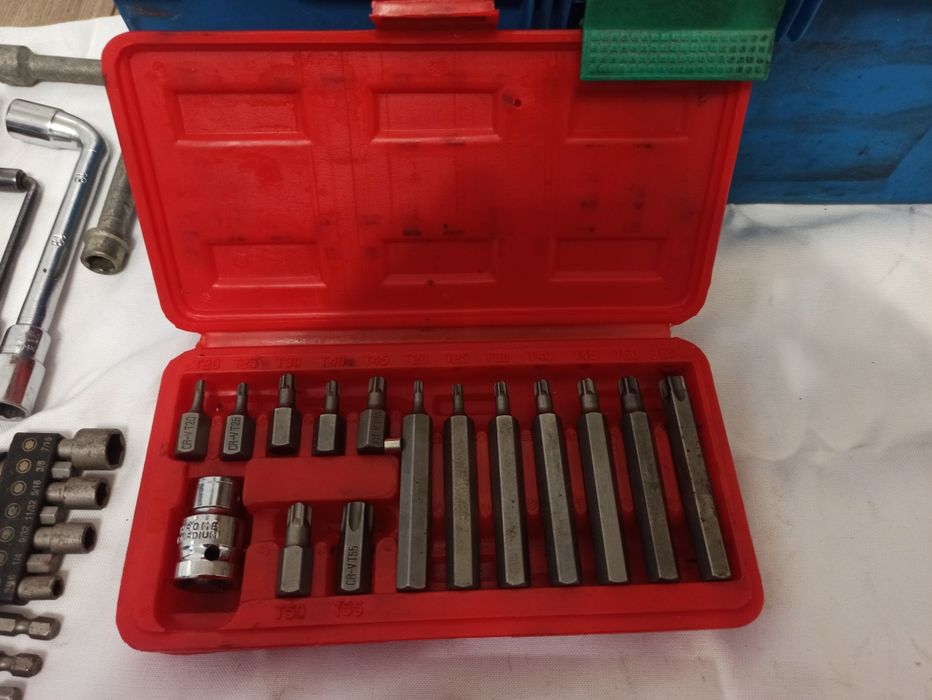 Skrzynka z narzędziami Klucze płaskie nasadowe śrubokręt udarowy