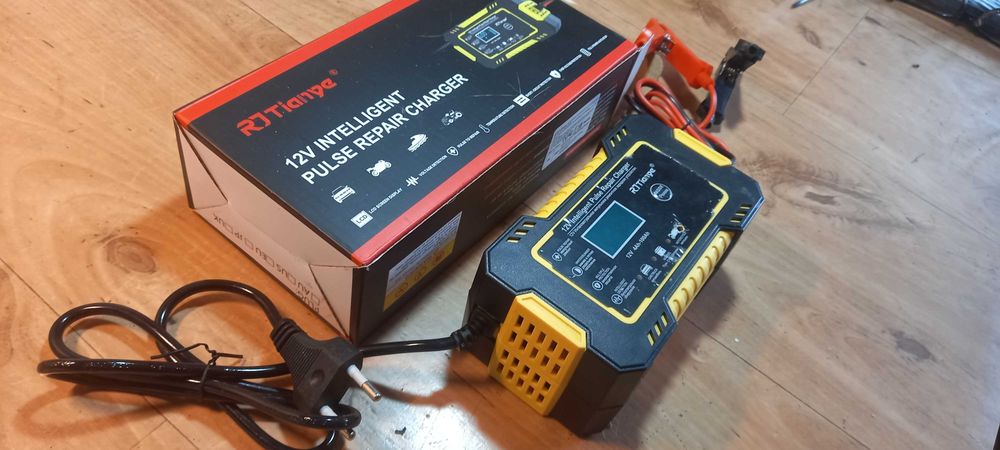 Prostownik / Ładowarka  Automatyczny z Funkcją Naprawy 12V 24V - 6A -