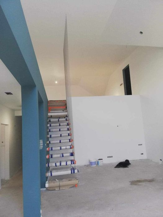 Wykończenia wnętrz, szpachlowanie i malowanie natryskowe agregatem.