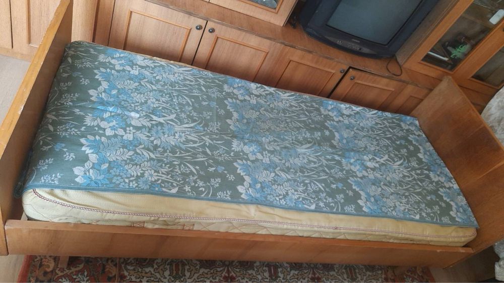 Продаю два односпальних ліжка з матрасом