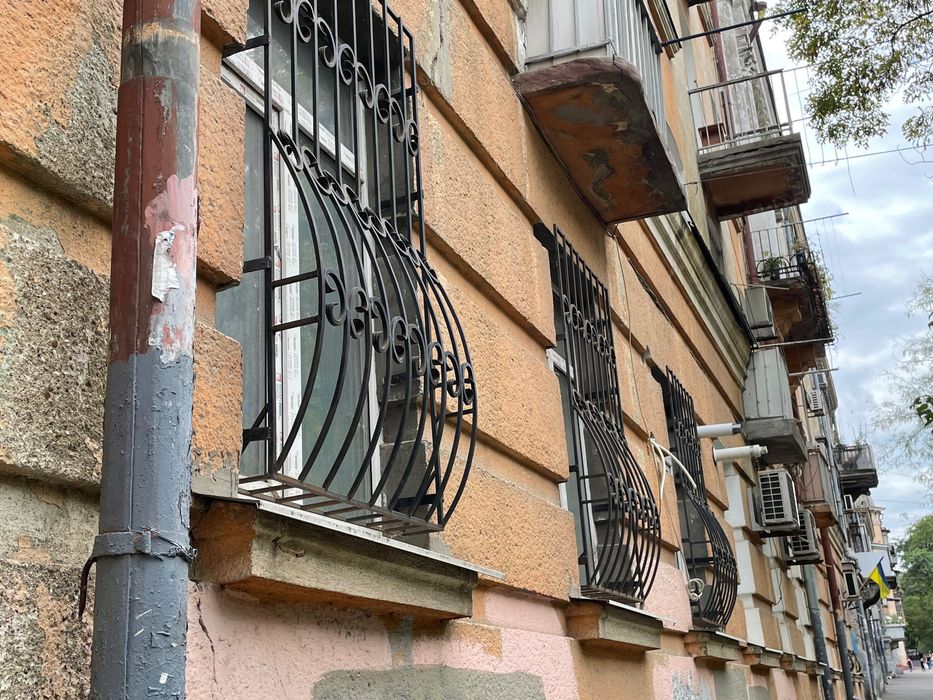 Решётки на окна с элементами ковки