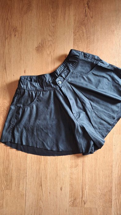 Czarne spodenki skórzane