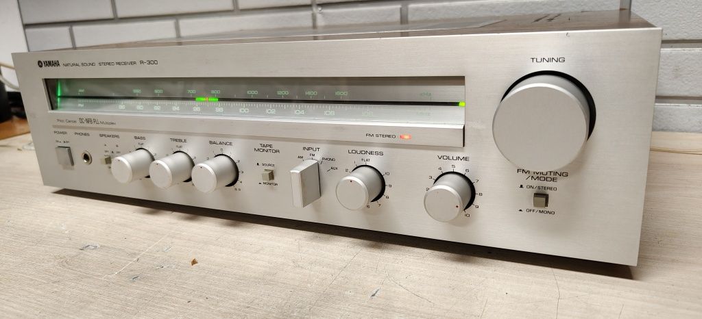 Amplituner YAMAHA R-300. Vintage
