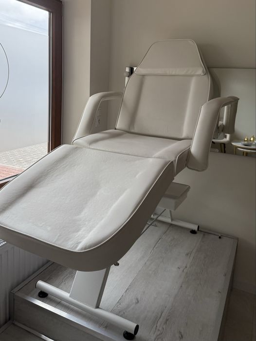 Fotel kosmetyczny biały