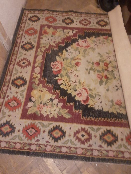 Продам килим троянды
