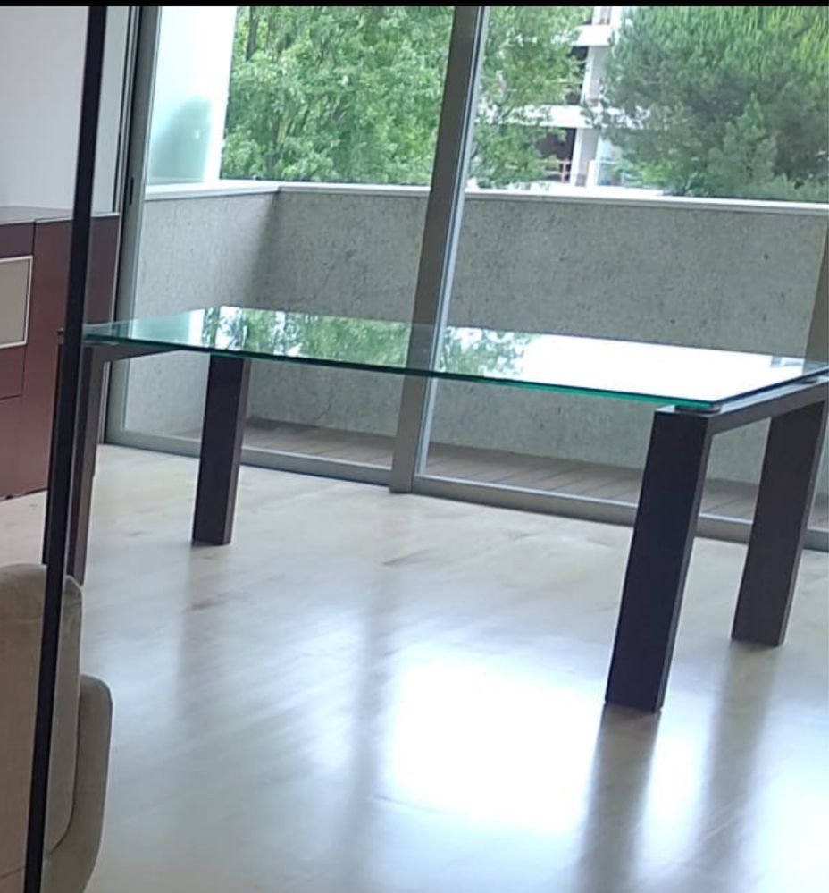 Mesa e 8 cadeira em excelente estado