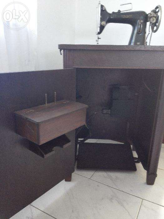 Máquina de costura eléctrica antiga marca Naumann